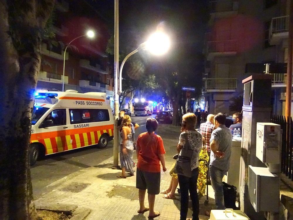 Un'immagine di via Napoli la sera in cui scoppiò l'incendio