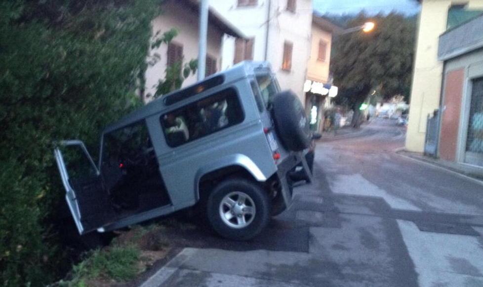 Si schianta con la jeep del cliente a Massarosa
