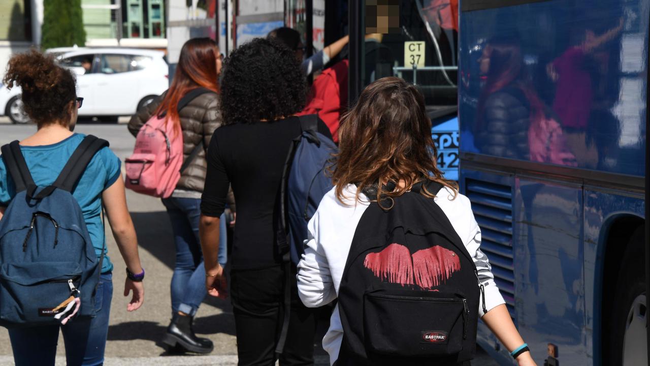 Sudenti "all'assalto" dei pullman nei pressi del villaggio studentesco (foto Silvi)