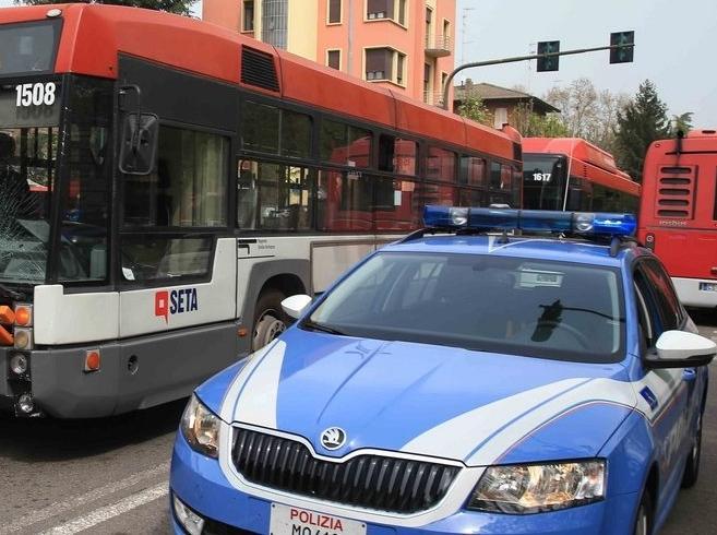 Reggio Emilia: inizia la scuola, autobus strapieno, insulti all’autista che si ferma 