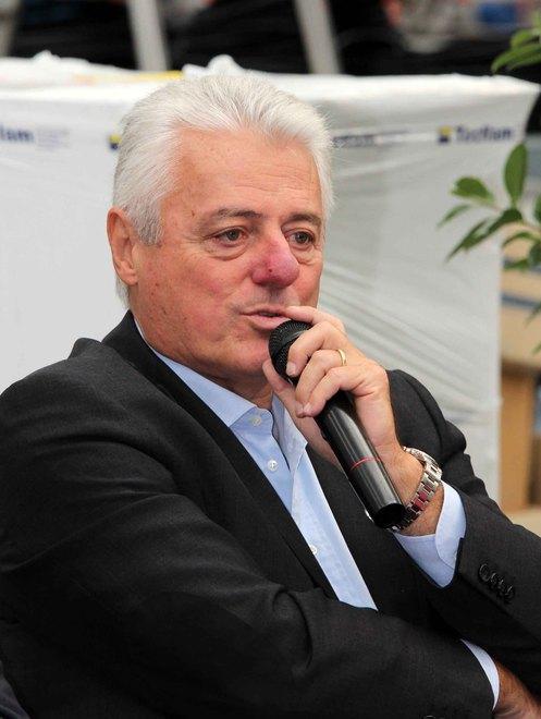 «Gravi disagi per i lavori al pala Regnani» 