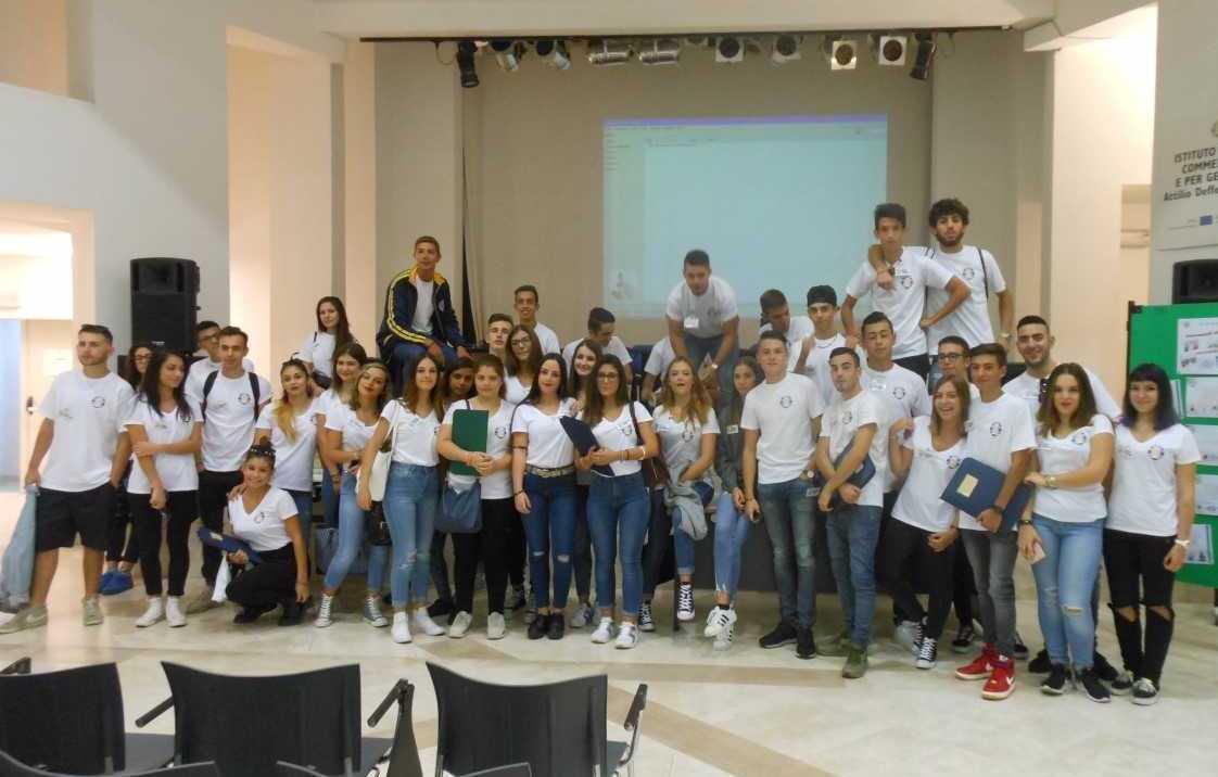 Gli allievi accolgono i nuovi arrivi 