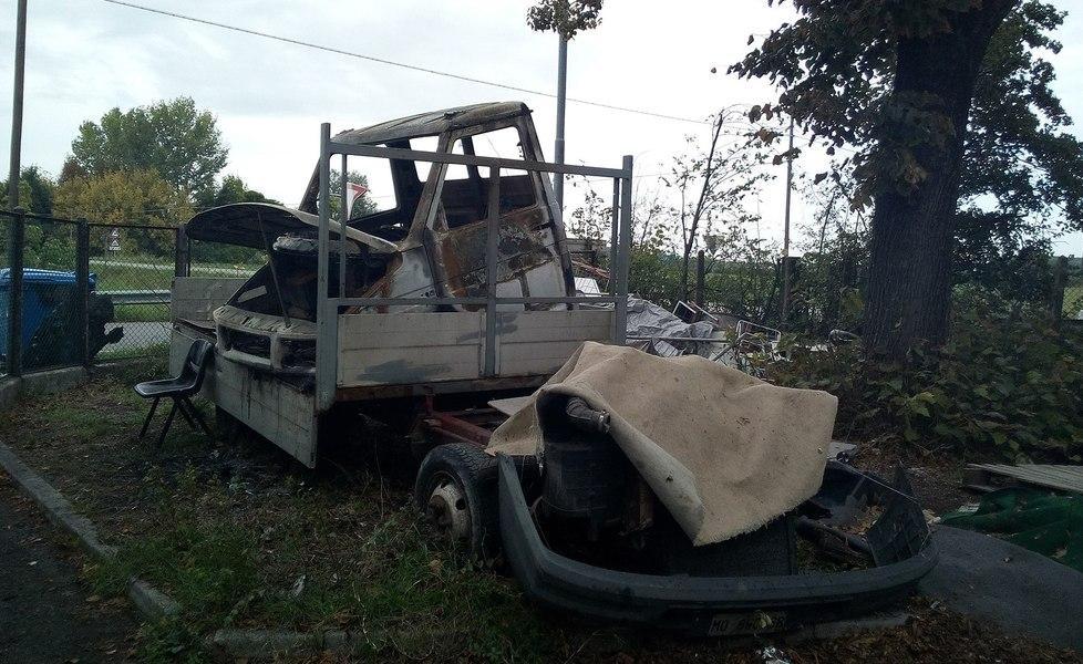 Carpi. I nomadi: «Incendiato il furgone dentro al campo» 
