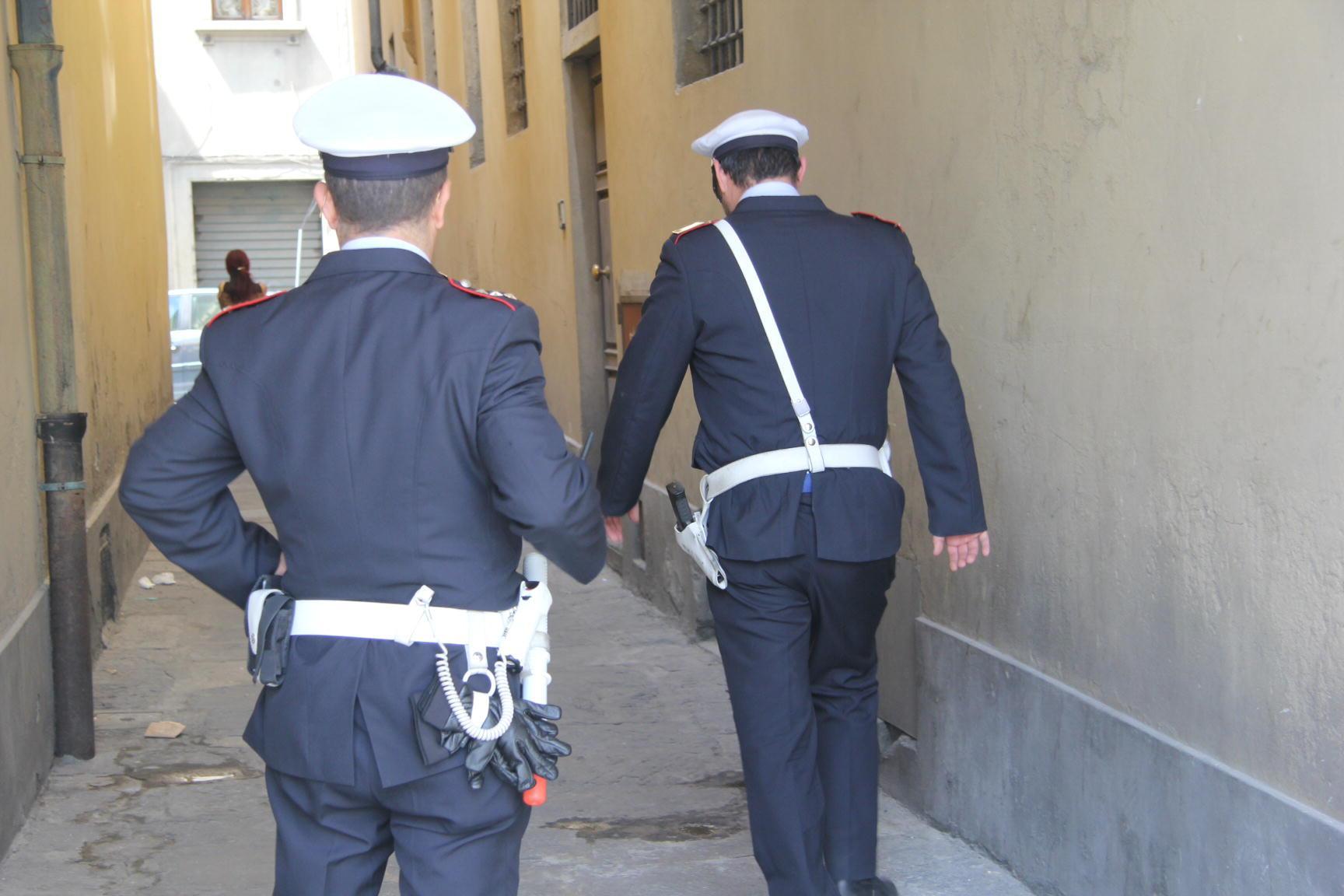Polizia municipale di prato durante un sopralluogo (Foto Batavia)