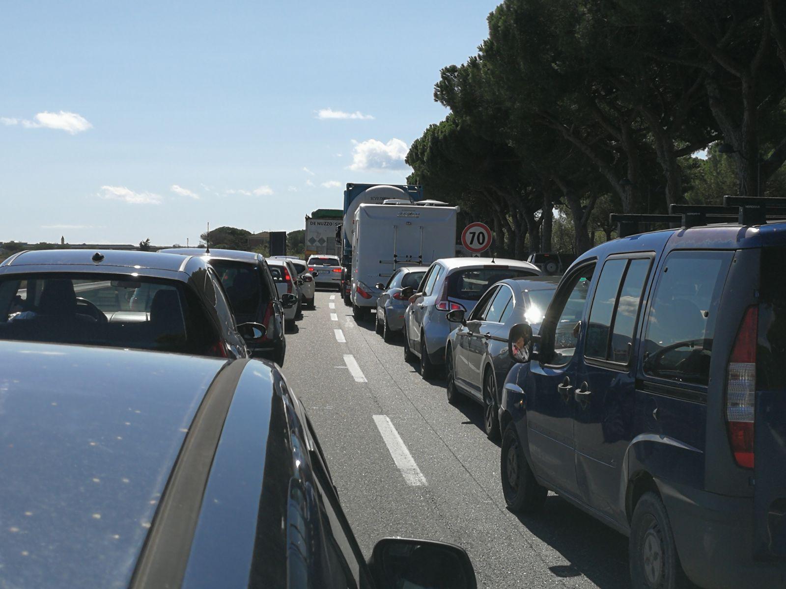 Traffico bloccato sull'Aurelia in prossimità del ponte dell'Albegna