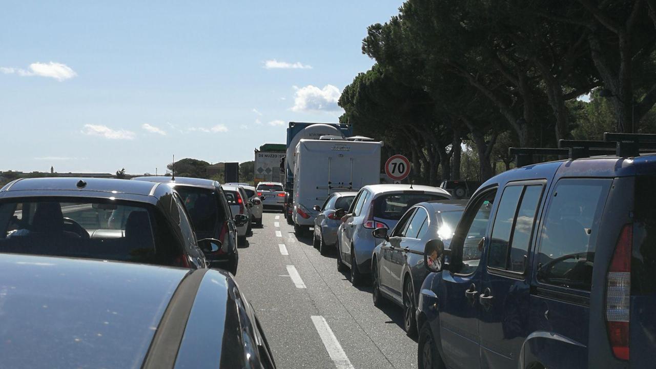 Traffico bloccato sull'Aurelia in prossimità del ponte dell'Albegna