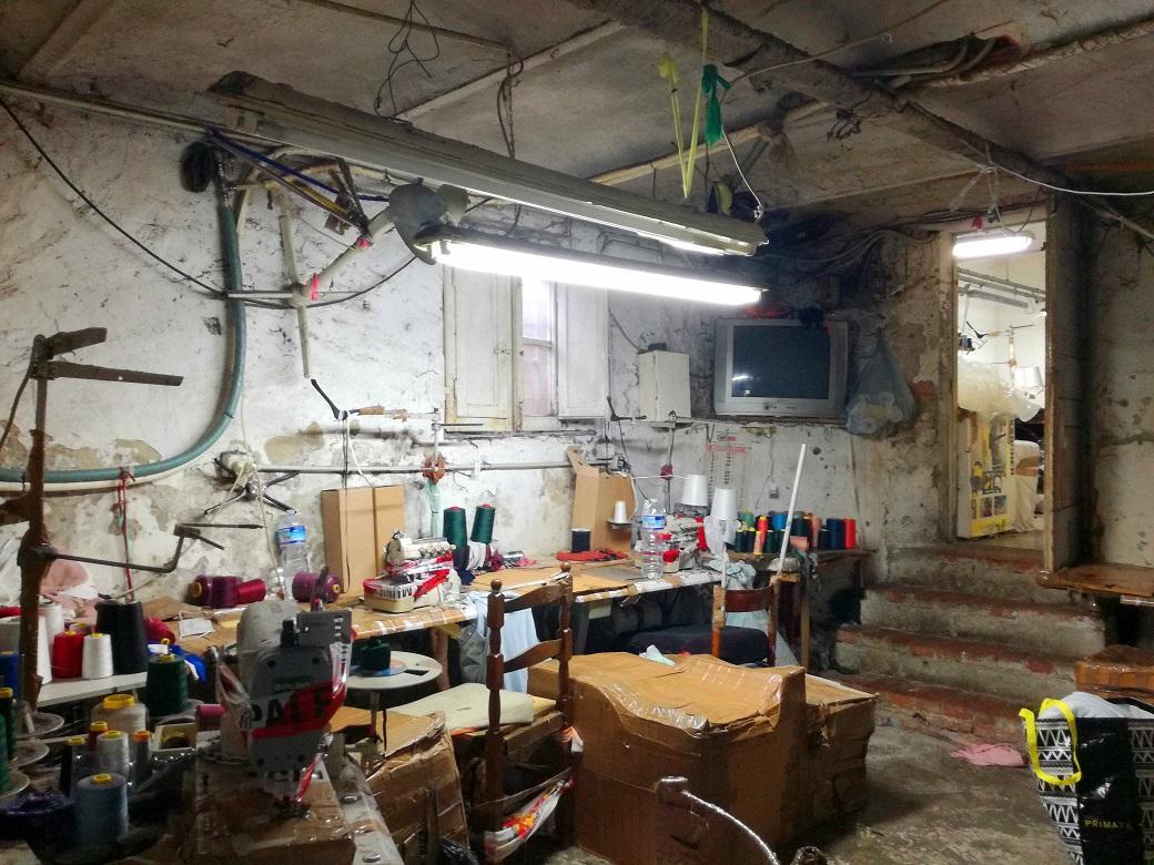 Nel laboratorio abusivo 21 lavoratori al nero