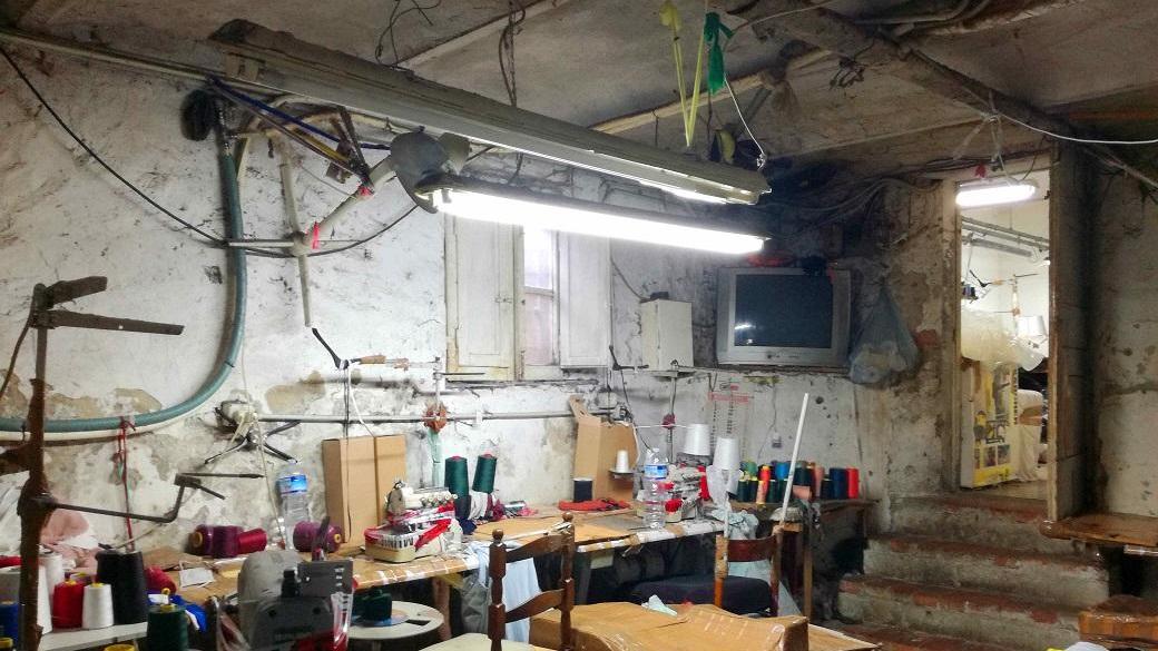 Nel laboratorio abusivo 21 lavoratori al nero