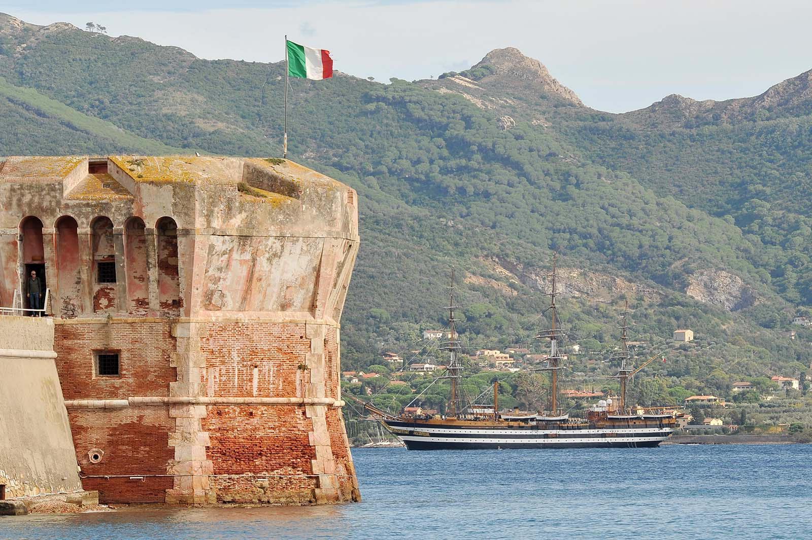 L'Amerigo Vespucci in rada (foto di Gio' Di Stefano)
