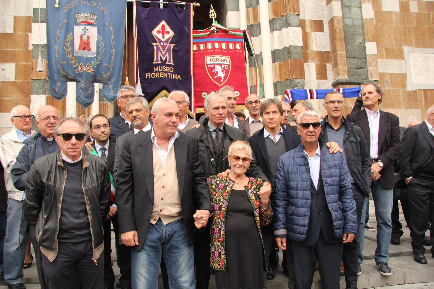 Al centro la vedova Mariapia Bersellini, da sinistra gli ex interisti Marini, Bordon, Altobelli, Baresi, Canuti, Oriali, Beccalossi, Bergomi (foto Batavia)
