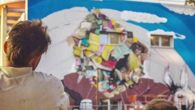 Reggio Emilia: un murales per spargere cultura... come se piovesse