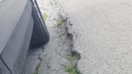 Reggio Emilia, via Cantonazzo piena di buche
