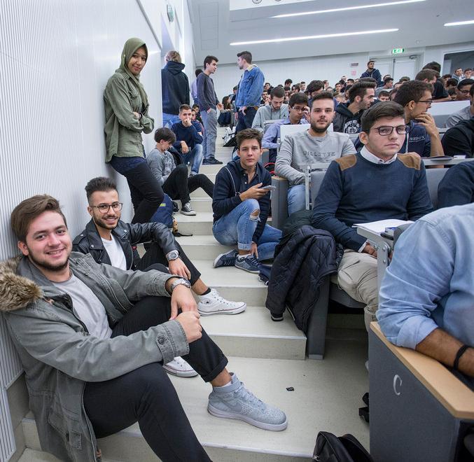 Ingegneria Modena, aule piene, studenti seduti per terra 