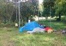 Dormono in tenda nel campo sportivo della parrocchia