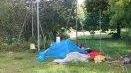 Dormono in tenda nel campo sportivo della parrocchia
