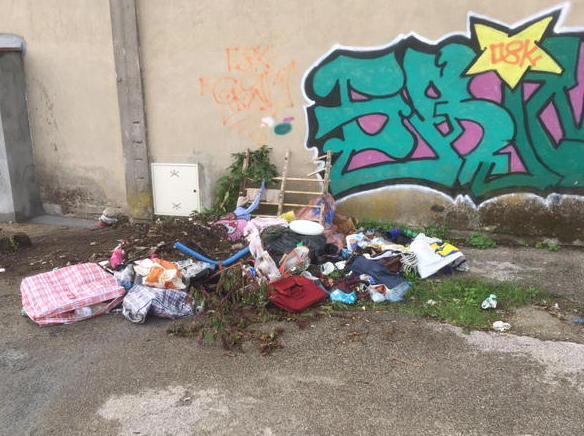 Periferie invase da discariche di rifiuti 