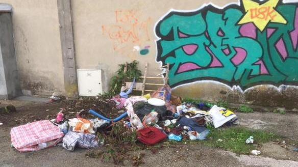 Periferie invase da discariche di rifiuti