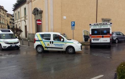 Furgoncino investe giovane donna 