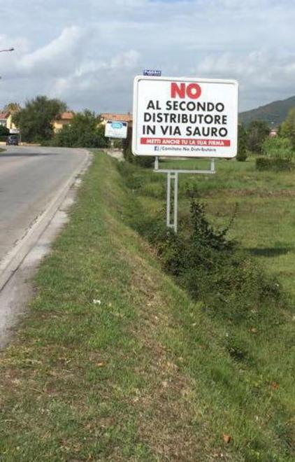 Cartelloni e slogan contro un distributore 