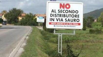 Cartelloni e slogan contro un distributore