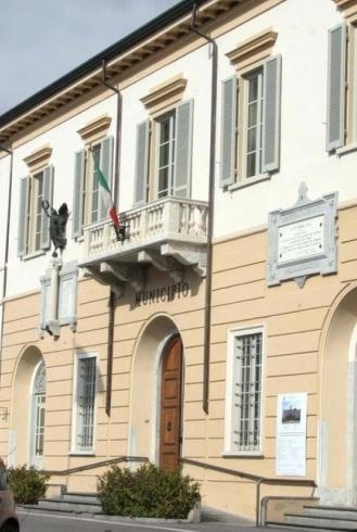 Le tolgono la residenza, denuncia il Comune