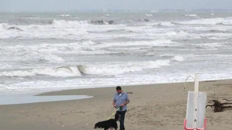 Una passerella in spiaggia per il mare d’inverno