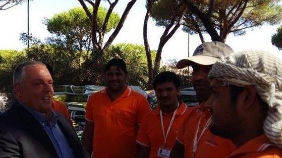 Solidarietà a don Enzo ma la polemica non si placa