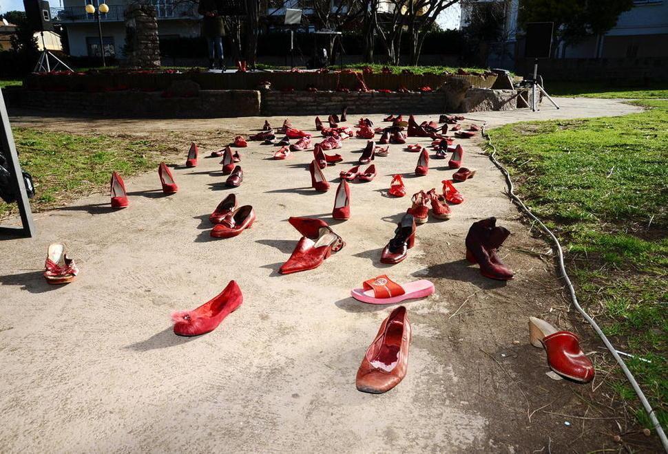 Arte e scarpe rosse per combattere la violenza sulle donne 