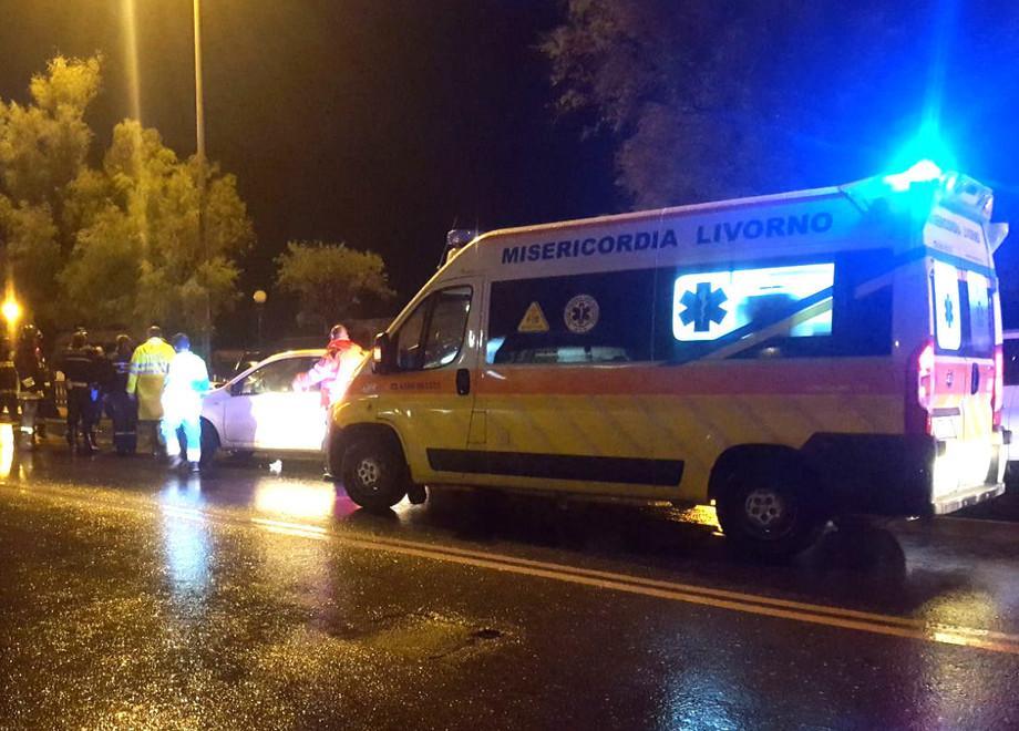 Sbanda e finisce contro un’auto in sosta
