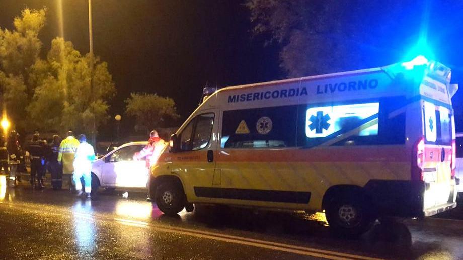 Sbanda e finisce contro un’auto in sosta