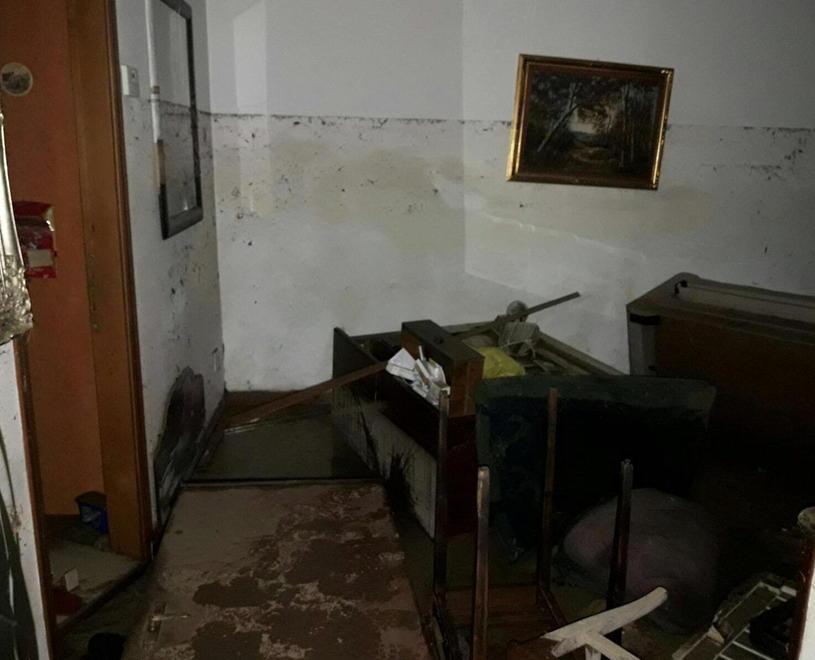 Si cala dalla finestra con le lenzuola e salva la vicina 