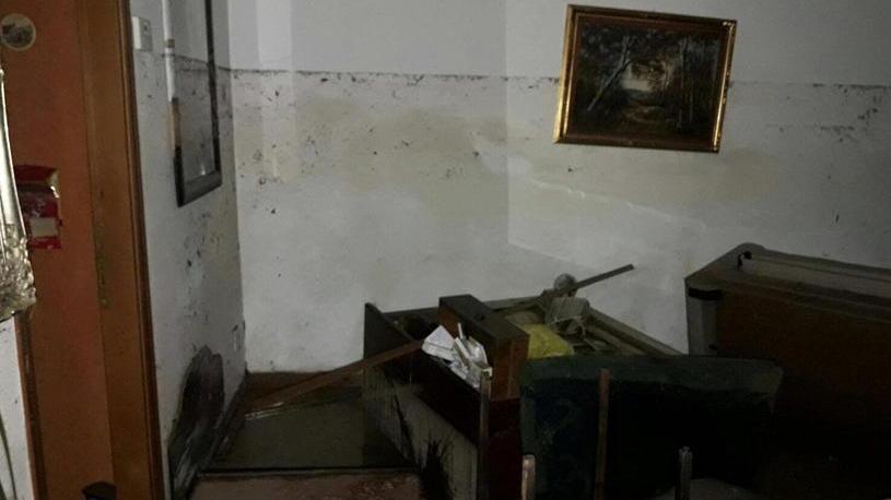 Si cala dalla finestra con le lenzuola e salva la vicina