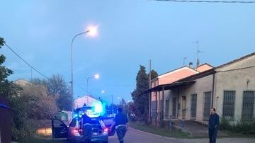 Grave la donna investita dall’auto pirata