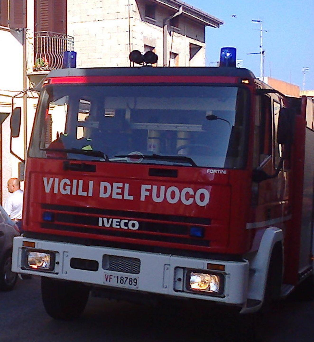 Samugheo, incendio in un negozio