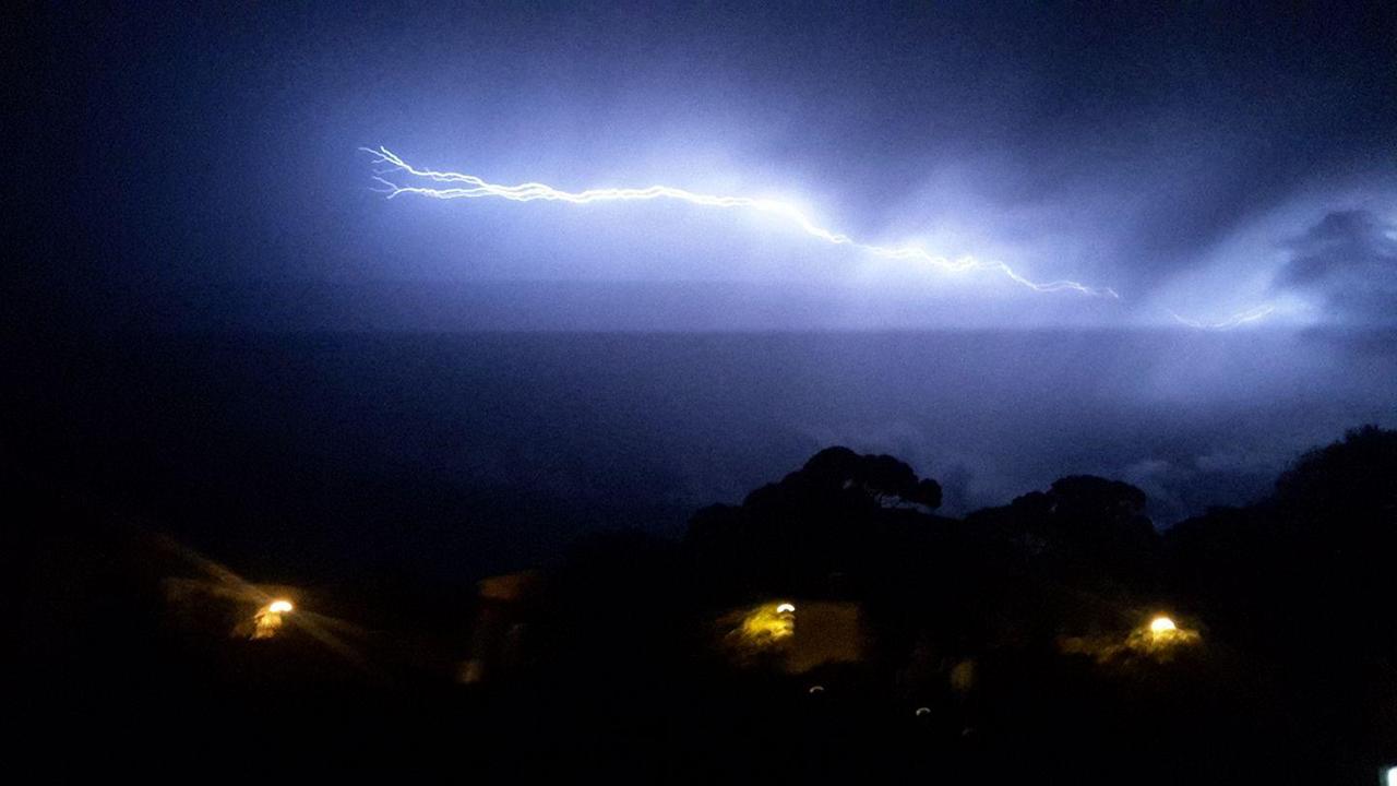 Fulmini e saette squarciano il cielo di Livorno