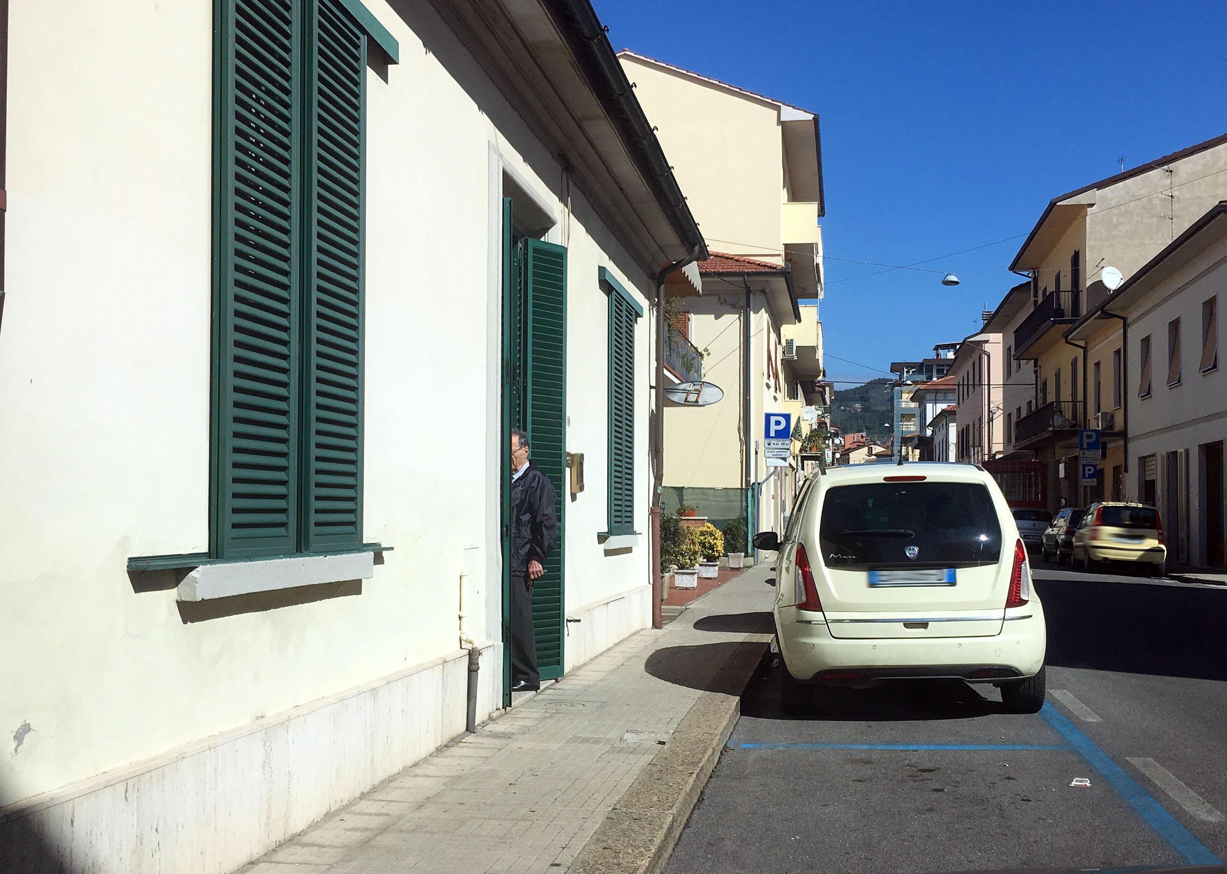Serata di terrore per due anziani coniugi rapinati nella loro abitazione (foto Nucci)