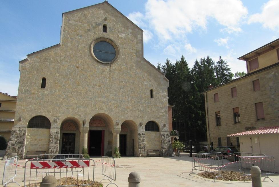 Due alberi pericolanti: la chiesa si rifà il look 