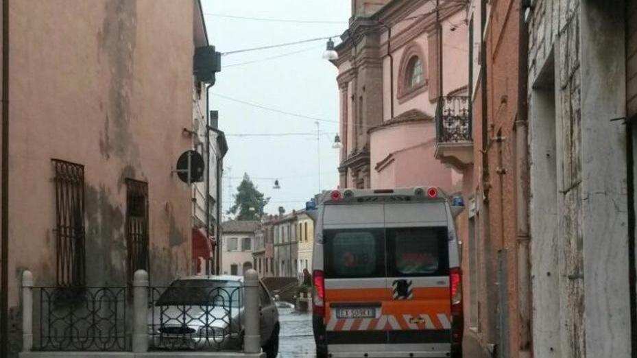 Anziana scivola e cade sulla strada