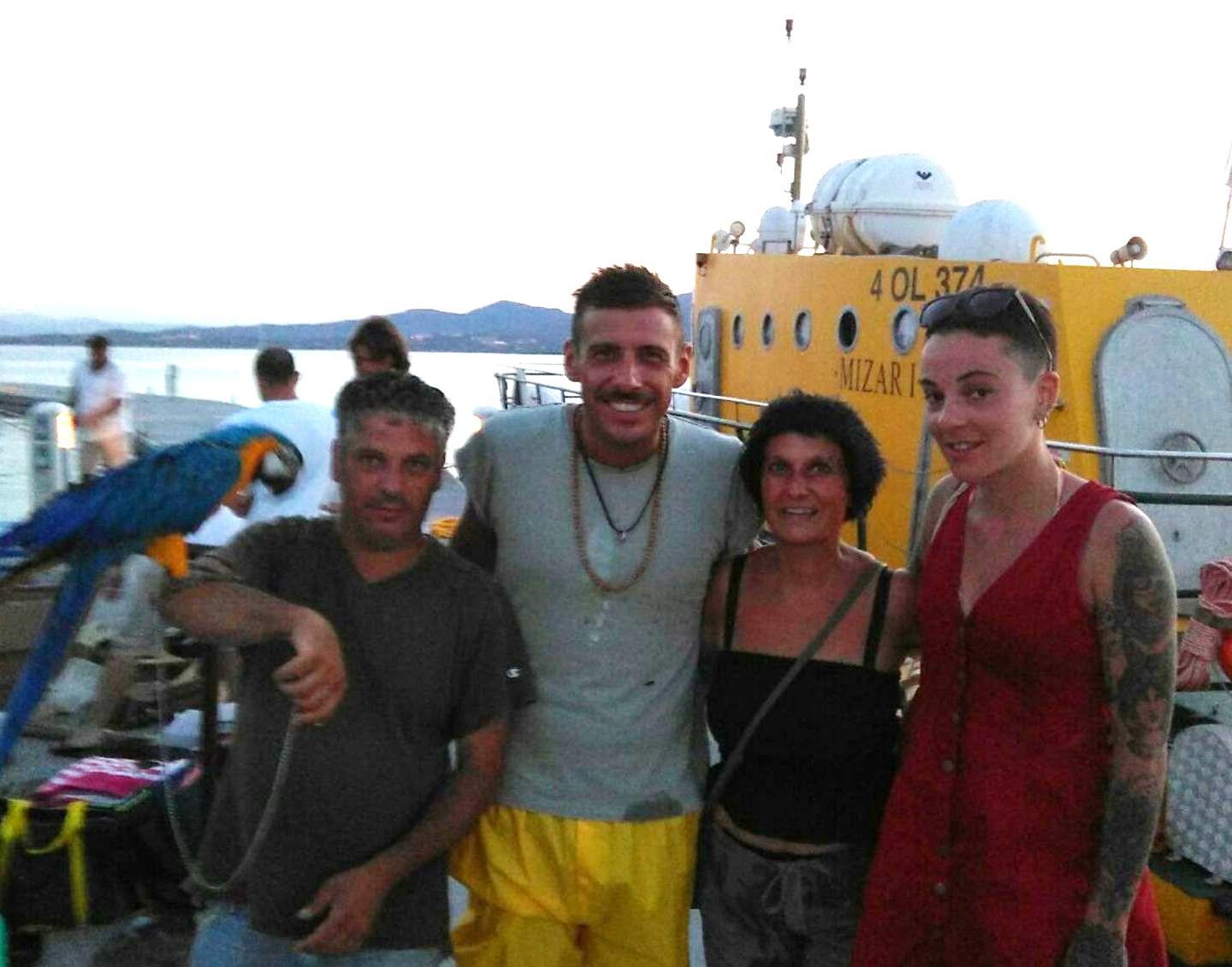 Francesco Gabbani con i titolari della "Barbagia Struzzi" e Antoneddu