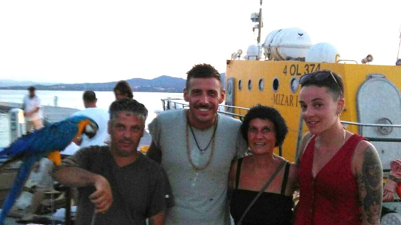 Francesco Gabbani con i titolari della "Barbagia Struzzi" e Antoneddu