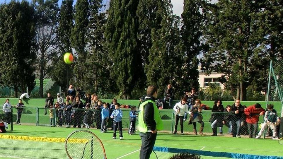 Corso gratuito di tennis per i bambini tra i 5 e i 10 anni