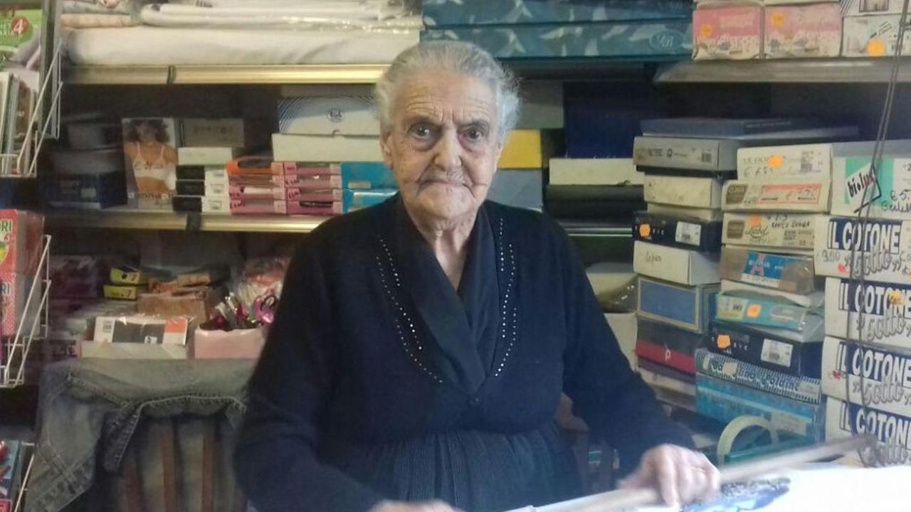 Tzia Maria, a 101 anni sempre dietro al banco 