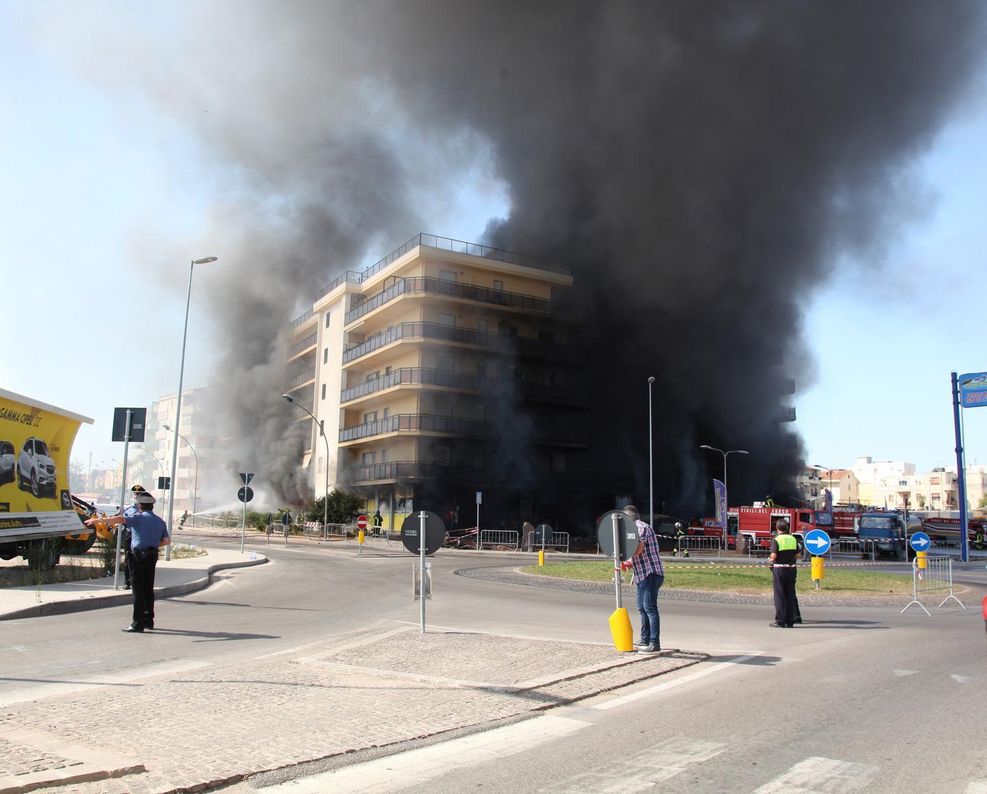 Palazzo bruciato, i residenti: «Si sono dimenticati di noi» 