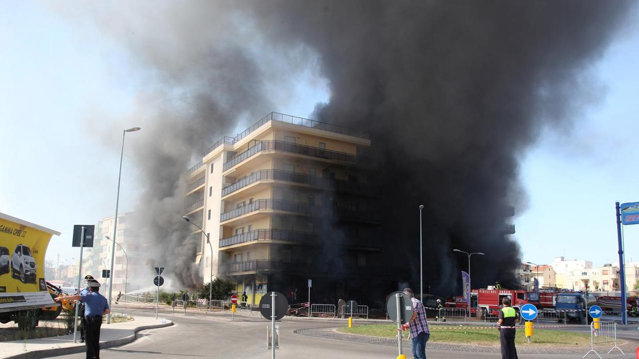 Palazzo bruciato, i residenti: «Si sono dimenticati di noi» 