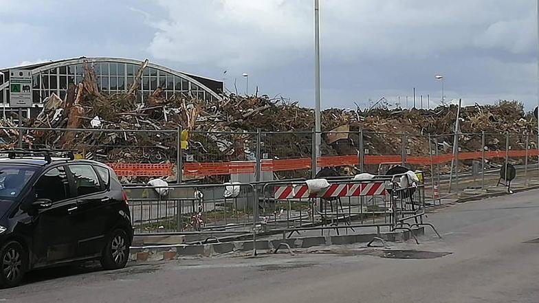 Post alluvione, una montagna di rifiuti davanti alle case: la protesta