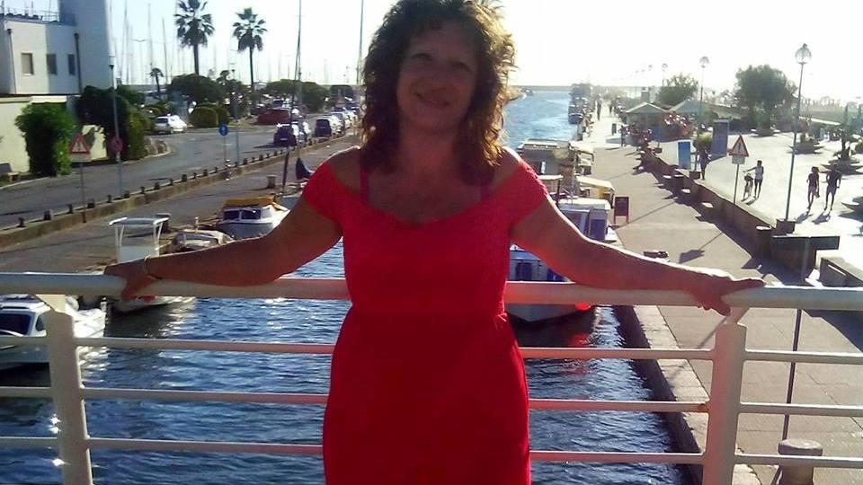 Donatella Rago, la madre della bimba uccisa in Puglia, in una foto sulla passerella del Molo