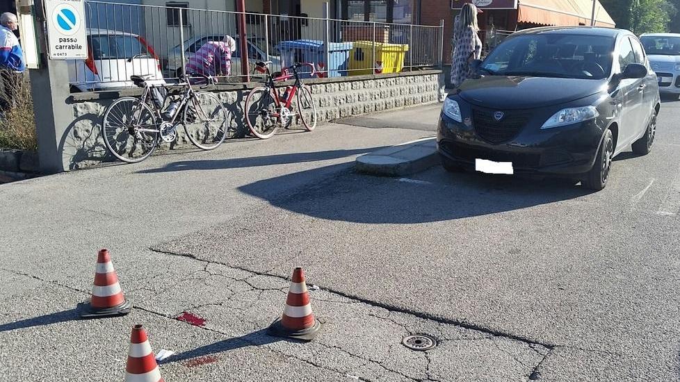 Cade con la bicicletta e batte la testa sull’asfalto