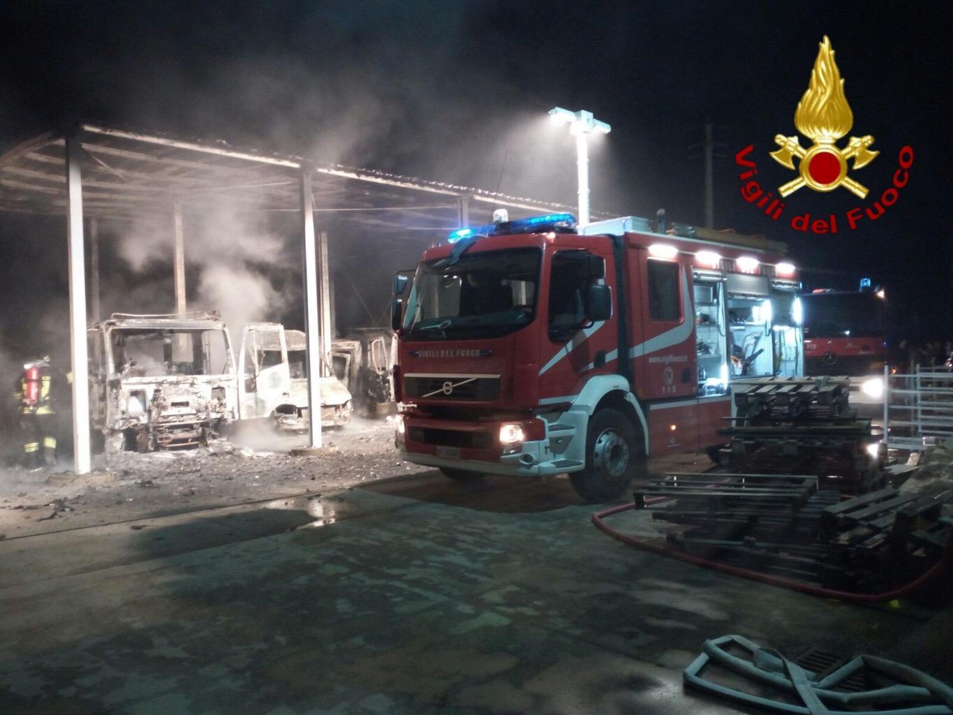 I vigili del fuoco nell'azienda di Santadi (foto Mario Rosas)