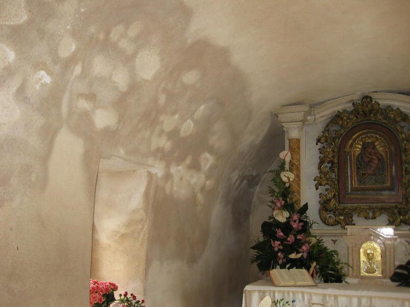 L'umidità che ha insidiato la terracotta della Madonna col Bambino nel santuario di Bonacatu