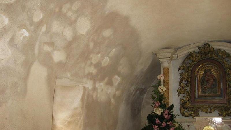 L'umidità che ha insidiato la terracotta della Madonna col Bambino nel santuario di Bonacatu